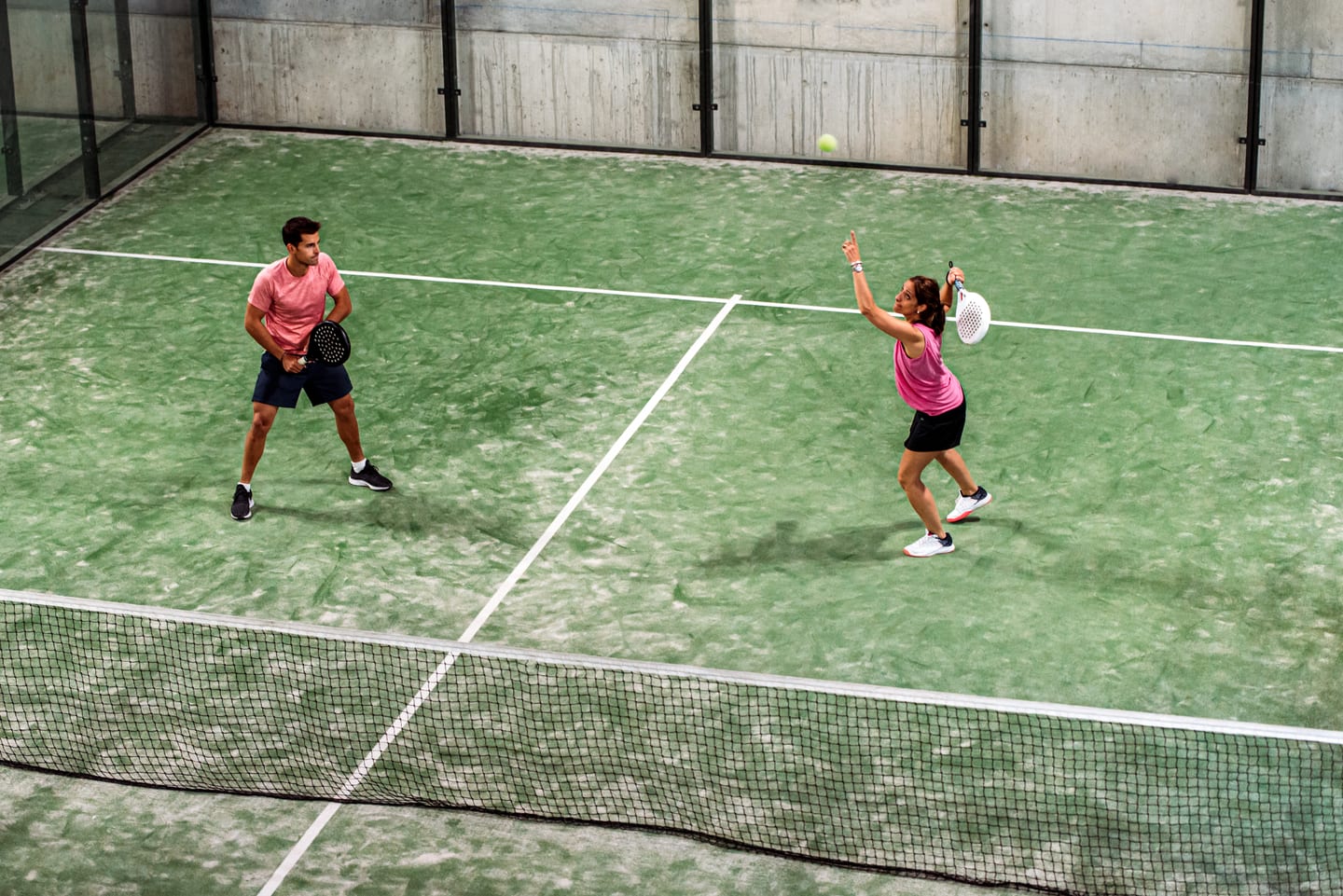 Padelspeler slaat een bandeja vanuit de achterhoek