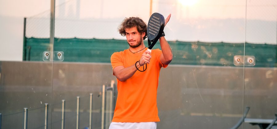 Padelspeler slaat een gancho met haakvormige armbeweging over het hoofd