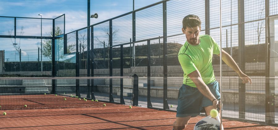 Padelspeler speelt een rustige salida de pared vanaf de achterwand