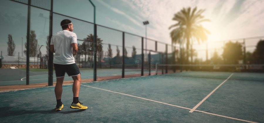 Padelspeler slaat een slice met onderdraai