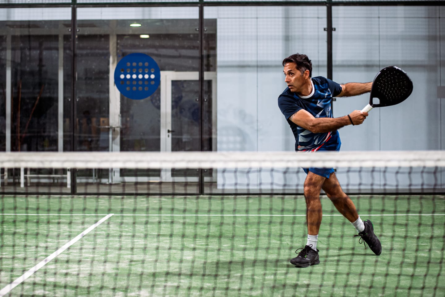 Padelspeler slaat een vibora met zweepende armbeweging